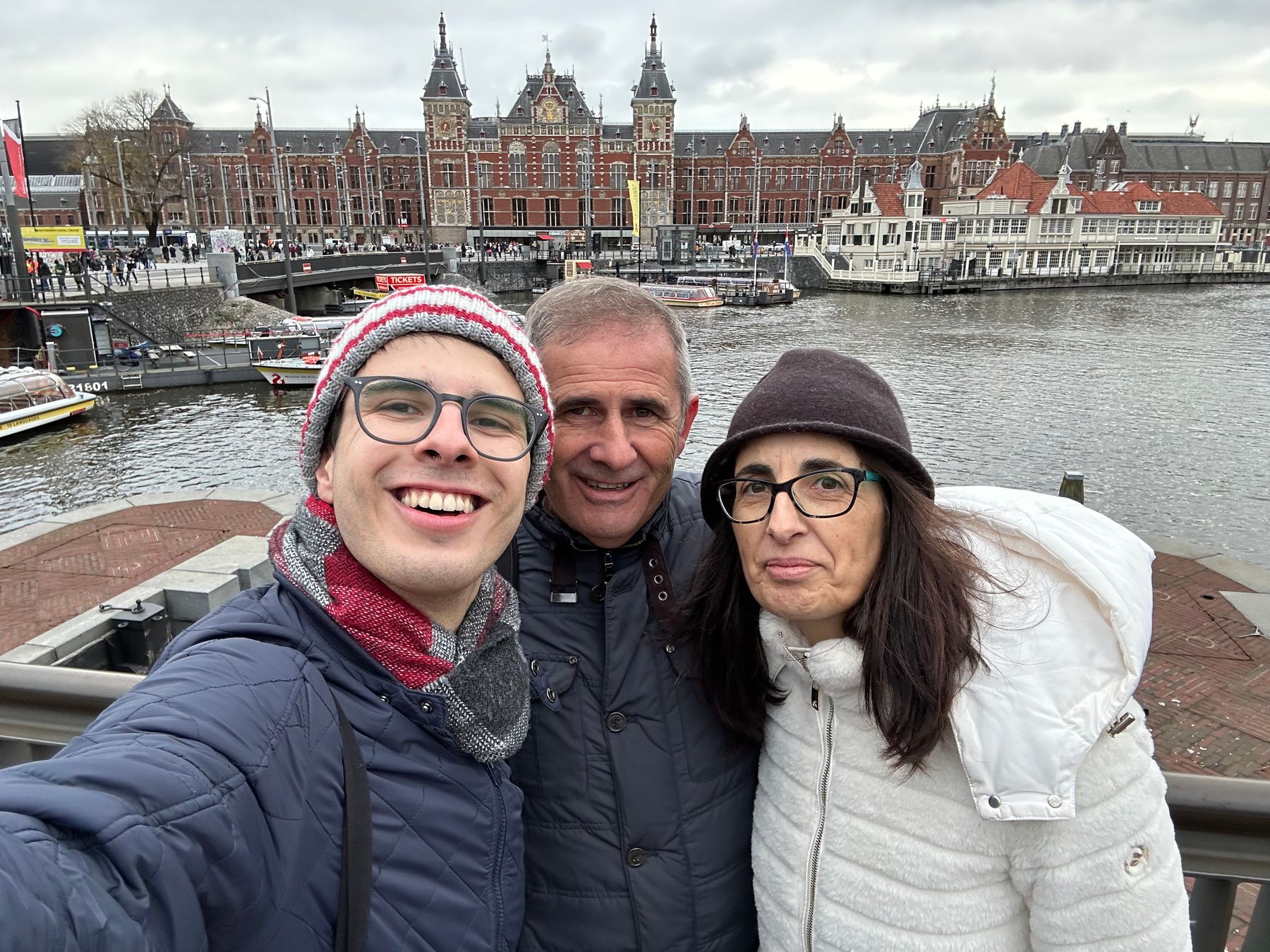 Parents at Amsterdam Centraal Parents at Amsterdam Centraal